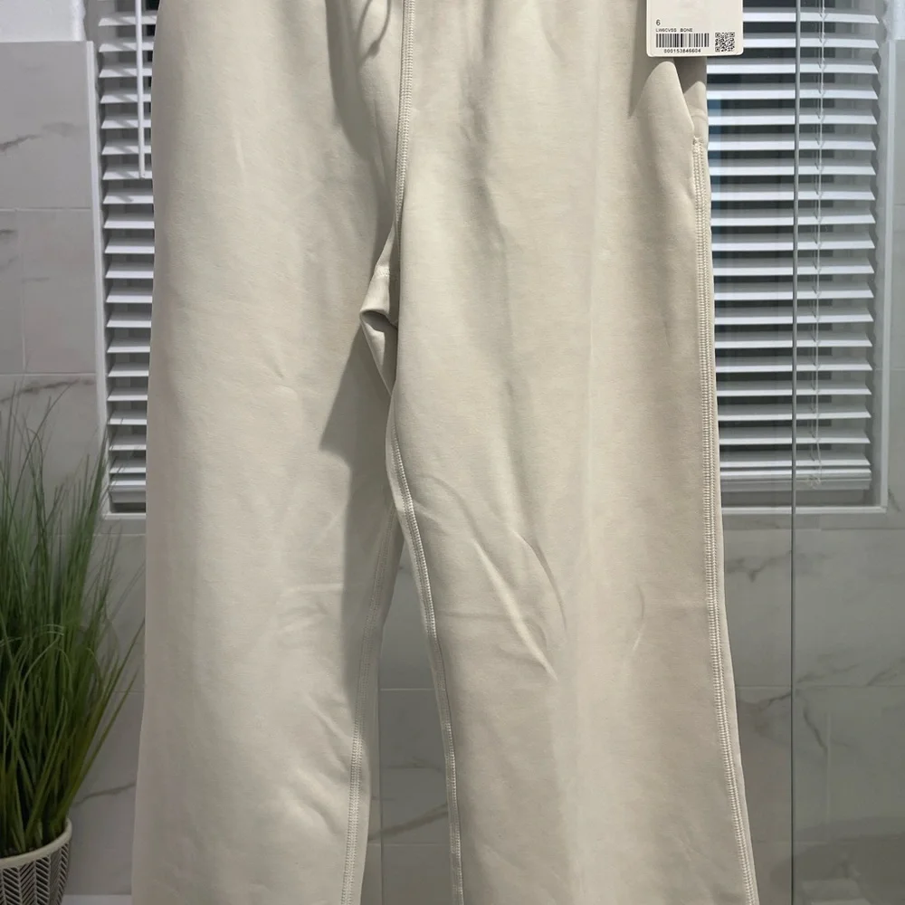 Lululemon Softstreme HR Straight Leg Cropped Pant 24” - Picture 6 of 6